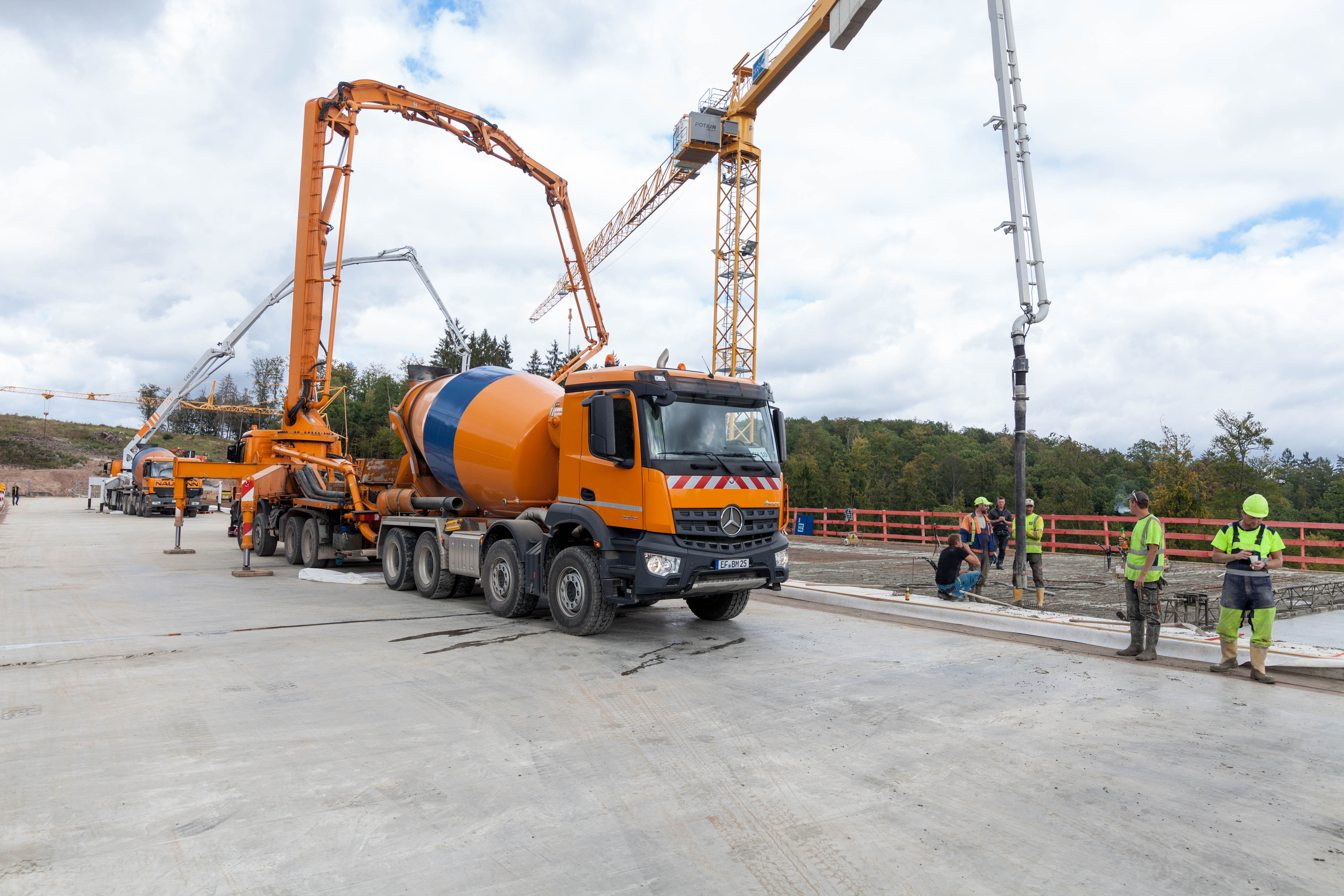 Großbaustellen (wie hier die A44 bei Dankmarshausen) müssen nahtlos mit Beton beliefert werden.